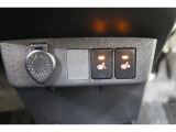 USB充電器や様々な電気製品の電源供給ポートとしてアクセサリーソケットを装備しています。スマホやタブレットなどの給電に便利なアイテムです。