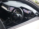 内装はシンプルに使い勝手を考え作られています。お車を運転する感覚をダイレクトに体感して頂けます。室内も広くロングドライブにも快適にお過ごしいただけます。