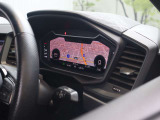 内装はシンプルに使い勝手を考え作られています。お車を運転する感覚をダイレクトに体感して頂けます。室内も広くロングドライブにも快適にお過ごしいただけます。
