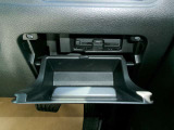 運転席の横に小物が入るスペースと中にETCが取り付けられております。