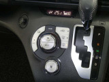 【オートエアコン】車内温度を感知して自動で温度調整をしてくれるのでいつでも快適な車内空間を創り上げます!どの席に座っても快適なドライブが楽しめます♪