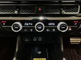オートエアコンは左右席で独立温度コントロールが可能です。運転席はキンキンに冷やして助手席はマイルドにと言った設定が可能です☆暑さ寒さでケンカすることもなくなりますね♪