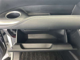 ちょっとしたところは収納ボックスにもなっています。車内はサイズも決まっているので、収納が少ないと思っているアナタ!ご安心ください。さまざまなところに収納が隠れているんです♪