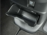◆センターロアボックス◆インパネ中央の下部には、ごみ箱としても使用する事ができるセンターロアボックスを装備しております。
