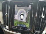 【360&deg;ビューカメラ】4台の高解像度カメラで360度の鳥瞰図を表示。隣の車や壁、死角にある障害物などを画面で確認できるため、狭いスペースでの駐車・出入りも安心です。