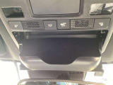 サングラスホルダーを備えたオーバーヘッドコンソールを装備。運転中に使う小物をスマートに収納でき、車内の整理整頓にも役立ちます。