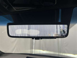 後方に設置したカメラの映像をルームミラー内に映し出す事ができます。後ろに人や荷物を載せていても後方が確認できて便利ですね♪