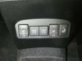シートヒーターが運転席だけでなく助手席側にも付いています 運転者と別のスイッチなので、助手席側だけ温めることもできます 助手席の方にも優しく嬉しい装備です