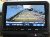 リアワイドカメラシステム!従来の視野に加えて、後方側方を約180&deg;まで見えるワイドビューと、後方を真上から見たような視野で駐車時などに便利なトップダウンビューの3つの視野があります!