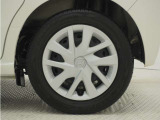 ◆純正ホイール装着車◆シンプルなデザインのホイールキャップ付きです。