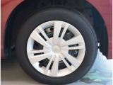 純正ホイール。デザインが素敵ですね。お車全体のイメージ変わりますね。タイヤサイズは 165/65R14 です。