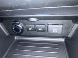 12V120Wのアクセサリーソケット・運転席/助手席シートヒータースイッチ・充電用USB端子が付いています。