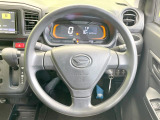 インテリアに合わせたデザインのステアリングは、運転される方のことも考え、運転しやすい形状、大きさです。是非一度、実際に触ってお確かめください。