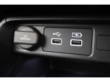 USBオーディオ用ソケットがついていますので携帯電話などを接続すれば音楽等の再生が可能です!充電用ソケットもございます!