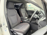 落ち着いた色合いのシートに柄があしらわれ、運転席と助手席で統一感のある室内です。前方やサイドの視界も確保され、乗り降りの際にも車内の様子を確認しやすくなっています。