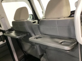 運転席・助手席の背もたれには、2列目シート用にカップホルダー付きの「格納式のシートバックテーブル」を装備しています。休憩時のちょっとした時間などカップを置いたり、小物置きに使えて便利です。
