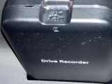 ドライブレコーダー本体は運転席右側にスッキリ収納しております。