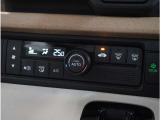 【フルオートエアコン】温度を設定すれば自動で快適な車内温度を保ちます。冬場や雨天時の窓の曇り取りにも使えます。