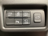 運転席脇のクラスタースイッチ部分にはカメラ切り替えスイッチ、パーキングセンサー、その他走行系スイッチを集中配置しております。