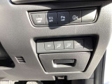 運転席側に、座席位置の記憶や荷室の扉の開閉を操作するスイッチがまとまっています。運転交代時の姿勢合わせや、荷物を積む前の操作を助ける配置。マツダの人を中心に考える設計が表れています。