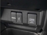 ◆USB接続端子◆スマホやiPodなどを接続して、いつもの音楽を車内でもお楽しみいただけます♪