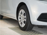 ◆純正ホイール装着車◆シンプルなデザインのホイールキャップ付きです。