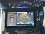 後方の映像に加え、車両周辺を俯瞰した表示やガイド線も確認できます。駐車時に周囲の状況を把握する助けとなり、目視での安全確認とあわせて活用いただけます。