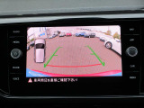 ギアをバックに入れると自動的に車両の後方の映像を映し出します。車庫入れや縦列駐車を行う際に役に立つガイドラインが表示され運転をサポートしてくれます.