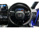 運転中もハンドルでの操作が可能です。特に高速道路等の目が離せない運転時には、便利さだけでなく、安全性も兼ね備えております。