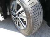 切削光沢デザインの純正アルミホイール!タイヤサイズは205/65R16。製造2025年製!