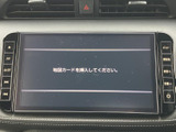 画面の左右にメニューや音量などのボタンが並び、必要な項目を見つけやすい配置です。走行中も視線の移動を抑えながら操作しやすく、毎日の移動をサポートします。