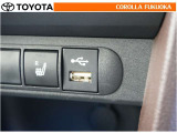 ポータブルオーディオなどの機器を接続して、車両のスピーカーで聞くことができます。