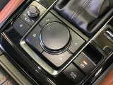 マツダコネクトの操作は基本的に手元のコマンダーコントロールで操作します。