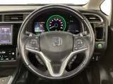 ハンドルにHondaセンシング系のクルーズコントロールやレーンキープアシストなどのスイッチと、オーディオの操作スイッチが装備されています。ハンドルから手を離さず安全に操作できます。
