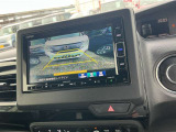 【バックカメラ】運転が苦手な方も車庫入れラクラク。ギアをリバースに入れれば自動的に切り換わりますので、面倒な操作は不要です。狭い駐車場も大切なお車を傷つけず安心です。