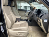明るい色調のシートと広々とした足元で、ゆったりと過ごしやすい運転席まわりです。前方の視界も確保しやすく、乗り降りの際にも室内の広さを感じていただけます。