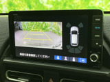 後方の映像に加え、車両周辺の状況を画面上で確認できる表示を備えています。駐車時や車庫入れの際に後方を目で確かめながら操作でき、周囲への注意を促す便利な装備です。