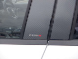 NISMOピラーガーニッシュ上品な仕上がりのカーボン調ピラーガーニッシュ。フロントドア部に配したNISMOロゴがアクセントとなり、サイドビューを精悍な印象に引き締めます。