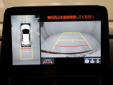 パノラミックビューモニターを装備。駐車場や交差点でクルマを真上から見るように周囲を確認できます。機能の詳細は販売店スタッフまでおたずねください。