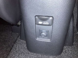 コンソールボックスの後ろにAC100V/1500Wのアクセサリーコンセント・アース端子が付いています。