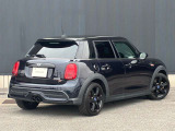 【ショールーム】ショールーム内にも車両を展示し、MINI好きなお客様にとって居心地のよい空間づくりを行っております。見学だけでも結構ですので、インターパークでのお買い物がてらぜひご覧にいらしてください。