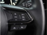 【マツダ・レーダー・クルーズ・コントロール】高速道路での長距離走行が楽に。自動で速度を保つクルーズコントロールが、衝突軽減システムと連携し、前方の車両を感知して車間を保つように速度調節してくれます。