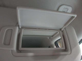 運転席側と助手席側にバニティミラーついていますちょっとした身だしなみが確認できます。