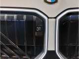 【BMWの伝統】BMWの特徴的な&ldquo;キドニーグリル&rdquo;は、80年以上続く伝統の形でございます。変わらないこだわりのデザインが、プレミアムブランド&ldquo;BMW&rdquo;を創り出します。