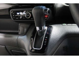 インパネシフトだから視線の移動も少なく足元もスッキリ♪運転席もゆったりしているのでゆとりを持ってドライブできますね!