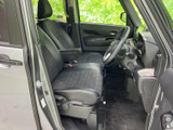 前席は足元にゆとりがあり、運転席から前方や左右を見渡しやすいレイアウトです。座面や背もたれには模様が入り、落ち着いた空間で乗り降りもしやすくなっています。