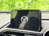 ダッシュボード上部に設置されたモニターは、運転席から視線を移しやすい位置です。画面の表示を確認しやすく、車内でナビやオーディオの情報を利用する際にも便利です。