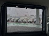 [ロールサンシェード]子育てママや女性に大人気の装備です。後席の方を強い日差しから守ります!!