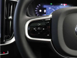 前方車を自動追従するアダプティブクルーズコントロールに加え、ステアリング操舵も行う進化型クルーズ『パイロットアシスト』を搭載。車体を車線内へと適正に維持しつつ先行車を忠実に追従します。