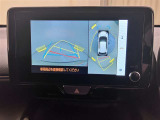 車を上から見たような視点のパノラミックビューモニター。後方の死角だけでなく左右や前方の障害物の発見もしやすくなります!